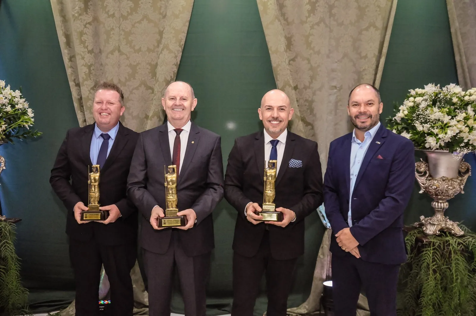 Presidente da CDL Carazinho juntamente com os homenageados